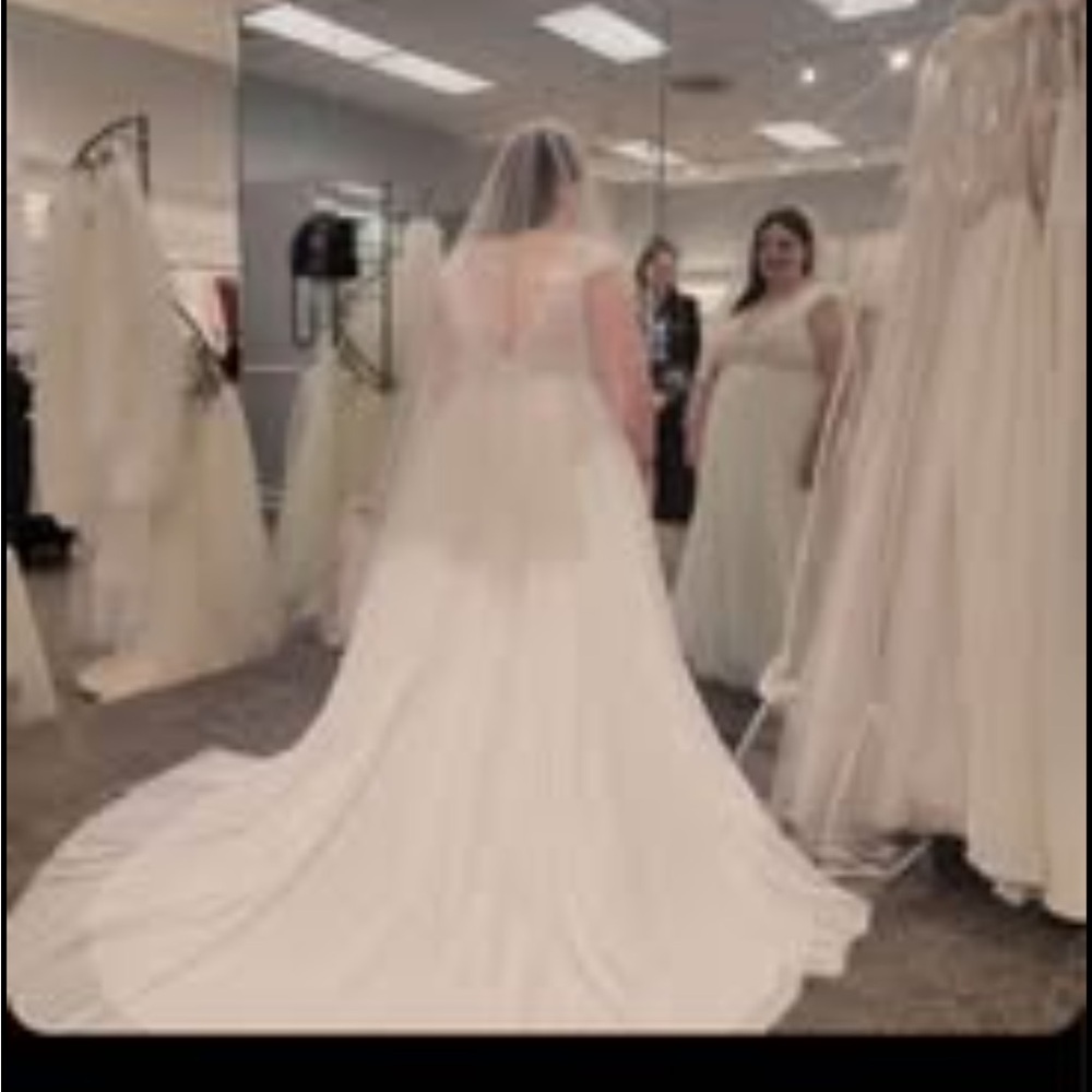 Elegant White Wedding Dress Wedding dress form David’s bridal size 16w